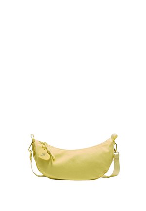 Žlutá ramenní taška ve tvaru půlměsíce se zipovým uzávěrem, nastavitelným popruhem a kulatou přívěškem ve tvaru srdce připevněným poblíž zipu.