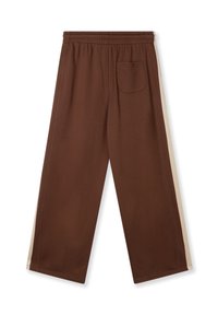 Pantalon de survêtement marron avec une taille élastique, des poches latérales et des bandes crème le long des coutures. Fabriqué en tissu doux et extensible.