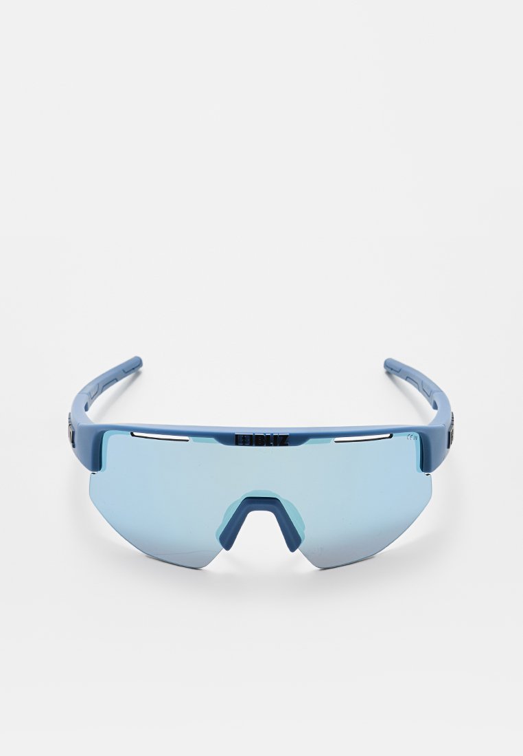 Blaue Sportsonnenbrille mit einem wahlumfassenden Design, verspiegelten Gläsern und flexiblem Rahmen. Merkmale sind ein Logo auf der Vorderseite und eine ausgeprägte Nasenbrückenform.