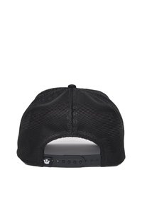 Gorra snapback negra de malla con un diseño estructurado, correa de plástico ajustable en la parte posterior y un botón central en la parte superior. Orificios de ventilación visibles.