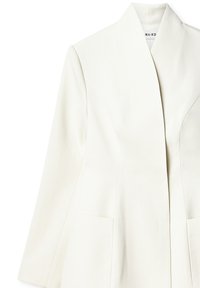 Baltas švarkas su pritaikytu dizainu, suprančiu apykakle ir dviem priekinių kišenėmis. Lygus audinys su struktūruotais siūlais. Ilgos rankovės.