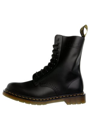 Dr. Martens ORIGINALS 1490 10 EYE BOOT - Schnürstiefel - black