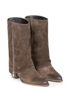 Brązowe zamszowe botki za kostkę o wysokim fasonie. Posiadają srebrny zamek po boku, spiczasty czubek i gładkie skórzane wnętrze. Niski, krojony obcas.