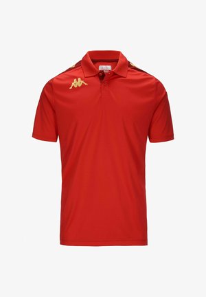 Polo shirt rosso con colletto, maniche corte e una superficie liscia. Presenta un logo dorato sul lato sinistro del petto e dettagli dorati sulle spalle.