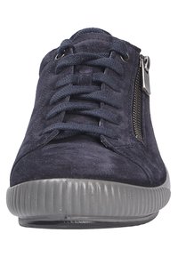 Marineblauer Wildledersneaker mit strukturiertem grauen Gummisohle, ausgestattet mit einer vorderen Schnürung und einem seitlichen Reißverschluss für einfachen Zugang.