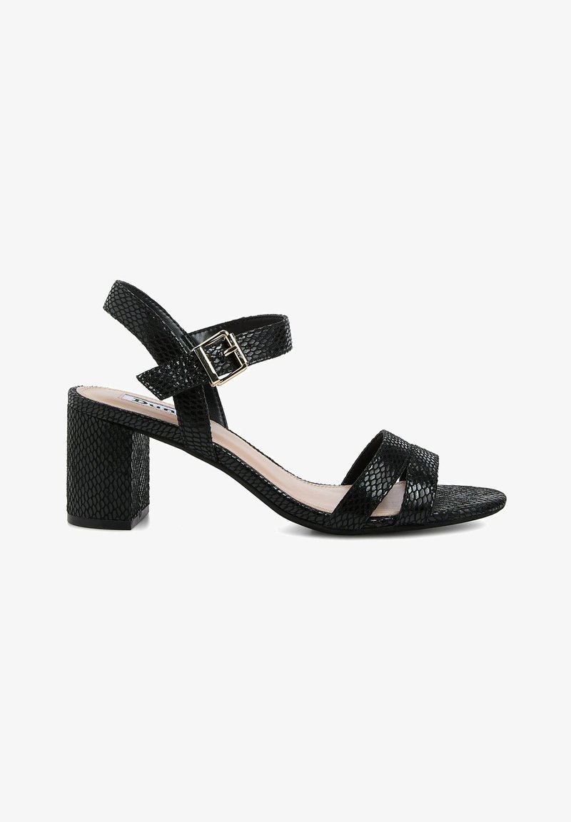 Zwarte hoge hakken sandalen met een gestructureerde slangprint, featuring kruisende banden, een gesp-sluiting en een blokhak voor stabiliteit.