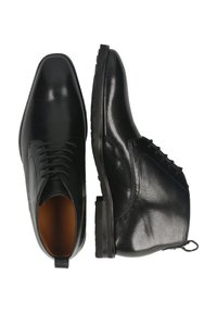 Zapatos de cuero negro con textura suave, con punta afilada, diseño de cordones y suela de goma resistente. Se muestran vistas laterales.