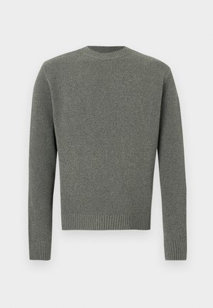 Pitkähihaisen, pyöreäkauluksisen neulepuseron harmaa teksturoidusta neuloksesta, jossa resorit hihoissa ja helmassa, esitetty yksivärisen vaalean taustan päällä.