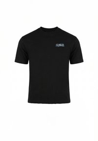 Μαύρο κοντομάνικο t-shirt με μικρό λευκό και μπλε λογότυπο "CLSR Studio" στο αριστερό στήθος, μονόχρωμο φόντο.