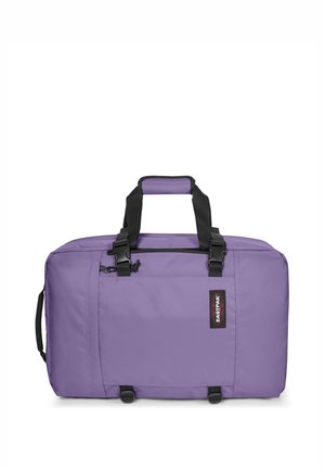 Borsa da viaggio morbida lavanda con manici neri, chiusura con zip, tasca frontale e patch con logo Eastpak al centro davanti.