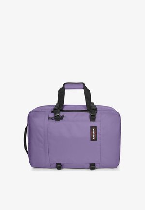 Borsa da viaggio morbida lavanda con manici neri, chiusura con zip, tasca frontale e patch con logo Eastpak al centro davanti.