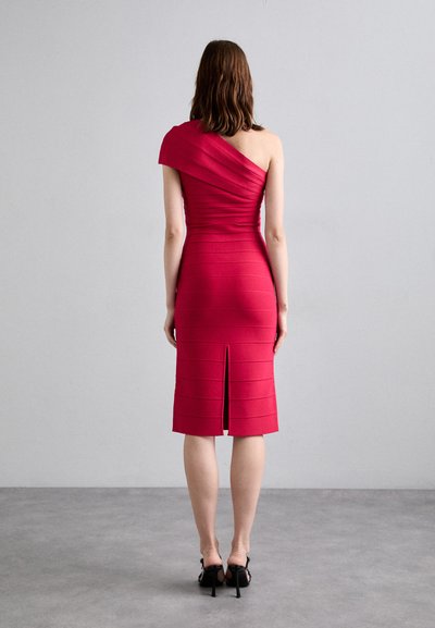 Asymmetrisches, einseitiges Kleid in lebhaftem Rot, mit strukturierten horizontalen Streifen, einer figurbetonten Silhouette und einem Schlitz im Rücken bis zum Knie.