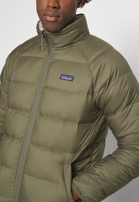 Patagonia REVERSIBLE SILENT DOWN JACKET - Piumino - dunkelgrün