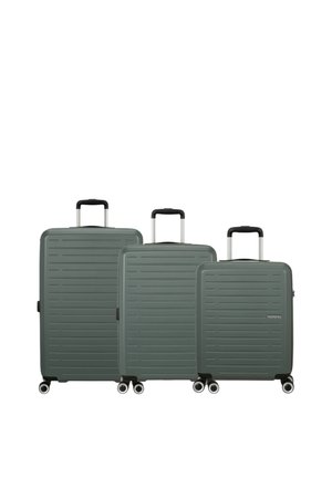 Tre valigie rigide verdi con quattro ruote e manici telescopici di dimensioni piccole, medie e grandi.