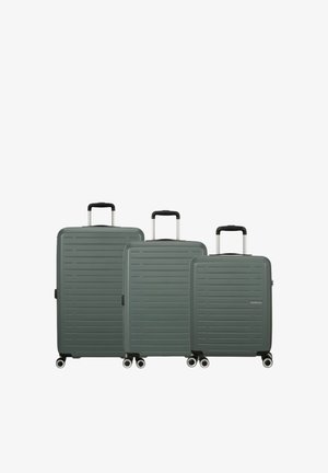 Tre valigie rigide verdi con quattro ruote e manici telescopici di dimensioni piccole, medie e grandi.