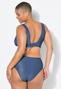 Modrý kovový bikinový set se širokými ramínky, nízkým zadním dílem a vysokým pasem. Materiál má jemný lesk, hladkou texturu a přiléhavý střih.