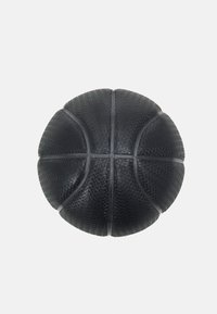 Svart basketball med teksturert overflate og gummimateriale, med distinkte riller og sirkulær form for optimal grep og sprett.