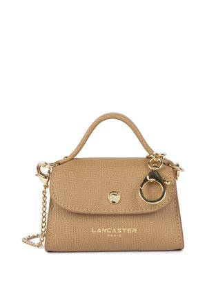 Borsa in pelle color tan con finitura testurizzata, hardware dorato, manico superiore, tracolla a catena removibile e dettaglio logo dorato sul fronte.