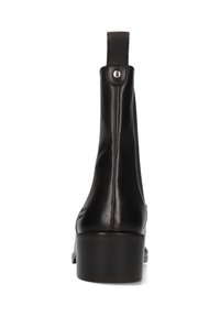 Bota de tobillo de cuero negro con un acabado suave, punta redonda y un tacón bloque corto. Incluye un lazo en la parte superior y detalles metálicos.