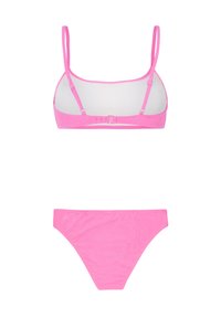 Ružový bikiny set s textúrovaným povrchom. Podprsenka má nastaviteľné ramienka a zapínanie, zatiaľ čo spodný diel má klasický strih.