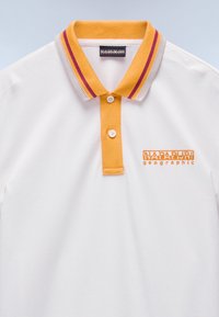 Vit polo skjorta med krage i orange och burgundy-randigt mönster, utrustad med en två-knapp placket och broderad logotyp på bröstet.