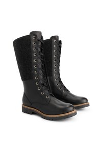 Hoge zwarte veterschoenen met leren en wollen texturen, tan gestikte zool en robuust profiel, zij aan zij weergegeven op een witte achtergrond.