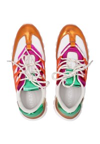 Multicolore sneakers met metallic oranje, roze en groene accenten, witte stof, rubberen zool en contrasterende veters.