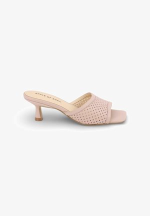 Mule beige à bout ouvert avec petit talon kitten et dessus perforé, semelle intérieure marquée « Apple of Eden ».