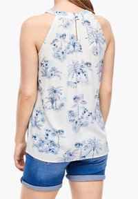 Mouwloos top met bloemenprint en blauw-wit palmboom patroon, lichtgewicht stof, sleutelgatdetail aan de achterkant en afgeronde zoom. Gecombineerd met denim shorts.