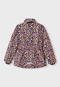 Veste imperméable en violet foncé, ornée d'un imprimé léopard ludique en rose, orange et lavande. Taille et poignets élastiqués.