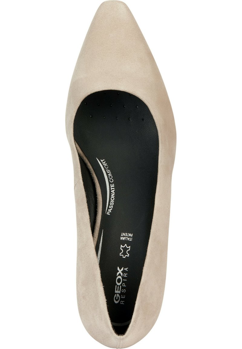 Scarpa ballerina in suede beige con punta a punta e soletta nera, marchiata "GEOX Respira" e "Passionate Comfort," che mostra la vista dall'alto dell'interno della scarpa.