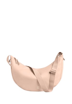 Bolso de hombro beige en forma de luna creciente, con correa ajustable, cierre de cremallera y logo "GOT BAG" en el centro delantero.
