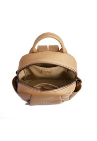 Zaino in pelle tan con manico superiore, chiusura con zip e spallacci regolabili. L'interno presenta un ampio scomparto principale e una tasca con zip.