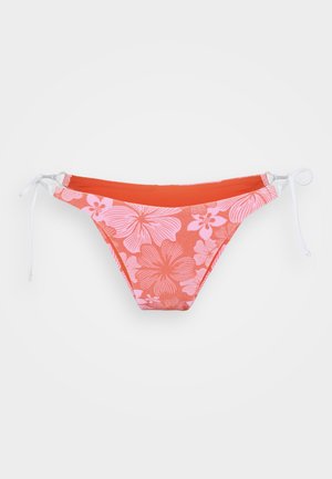 Blomstrete bikinitruse i korall med hvit snor. Har store rosa blomster mønstre og glatt tekstur. Enkel, tettsittende design.