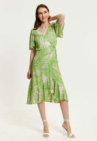 Liquorish TROPICAL PRINT MIDI WRAP  - Day dress - green