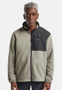 Fleecejacke in Hellgrau mit schwarzem Oberteil, Frontreißverschluss und Brusttasche, mit weichem Material und lässiger Passform.