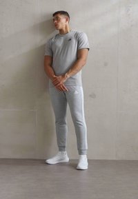 adidas Sportswear ESSENTIALS TAPERED CUFF 3-STRIPES  - Treniņtērpa apakšdaļas - medium grey heather