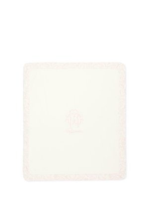 Panno quadrato color crema con delicato bordo floreale e logo ricamato tenue al centro.