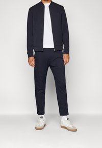 DRYKORN Chino kalhoty - dark-blue denim