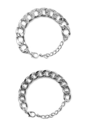 Due braccialetti a catena in argento con chiusure a moschettone, uno con cristalli chiari incastonati su maglie alternate.