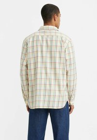 Camicia a maniche lunghe a quadri in crema chiaro, con righe colorate in rosso, verde e blu. Realizzata in un tessuto morbido con una vestibilità comoda.