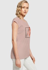Merchcode WD-HAPPY MARCH DAY EXTENDED SHOULDER - T-shirts med print - duskrose