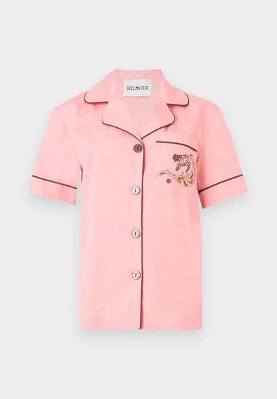 Rosa Kurzarm-Hemd mit braunen Paspeln, Kragen, Brusttasche mit buntem Schildkröten-Stickmotiv und vier Knöpfen vorne.