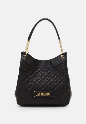 Czarna pikowana torebka na łańcuszku ze skórzaną rączką, z złotą plakietką z napisem "Love Moschino" z przodu.