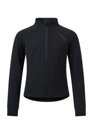 Jeune personne en tenue de sport noire tenant une bouteille d'eau rose, debout à côté d'un tapis de yoga violet roulé avec le texte "Swedemount".