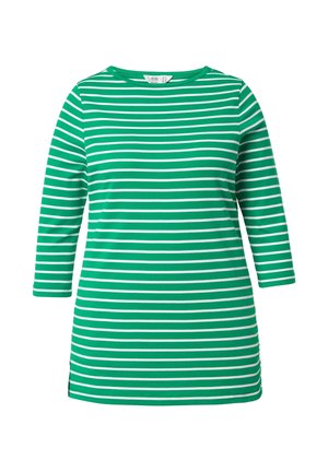 Camisa verde de manga larga con rayas horizontales blancas y un escote redondo, exhibida sobre un fondo blanco.