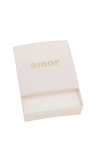 Scatola rettangolare bianca con coperchio curvo, con la parola "amor" in lettere dorate; l'interno è semplice e vuoto.
