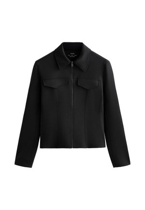 Zwarte jas met lange mouwen, kraag, rits aan de voorkant en twee klepzakken op de borst, afgebeeld tegen een witte achtergrond.