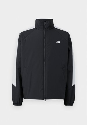 Schwarze Jacke mit hohem Kragen, vorderem Reißverschluss und grauen Akzenten auf den Schultern. Verfügt über elastische Bündchen und Seitentaschen.