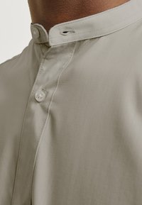 Jack & Jones JJJOE SHIRT PLAIN MAO - Ing - pure cashmere